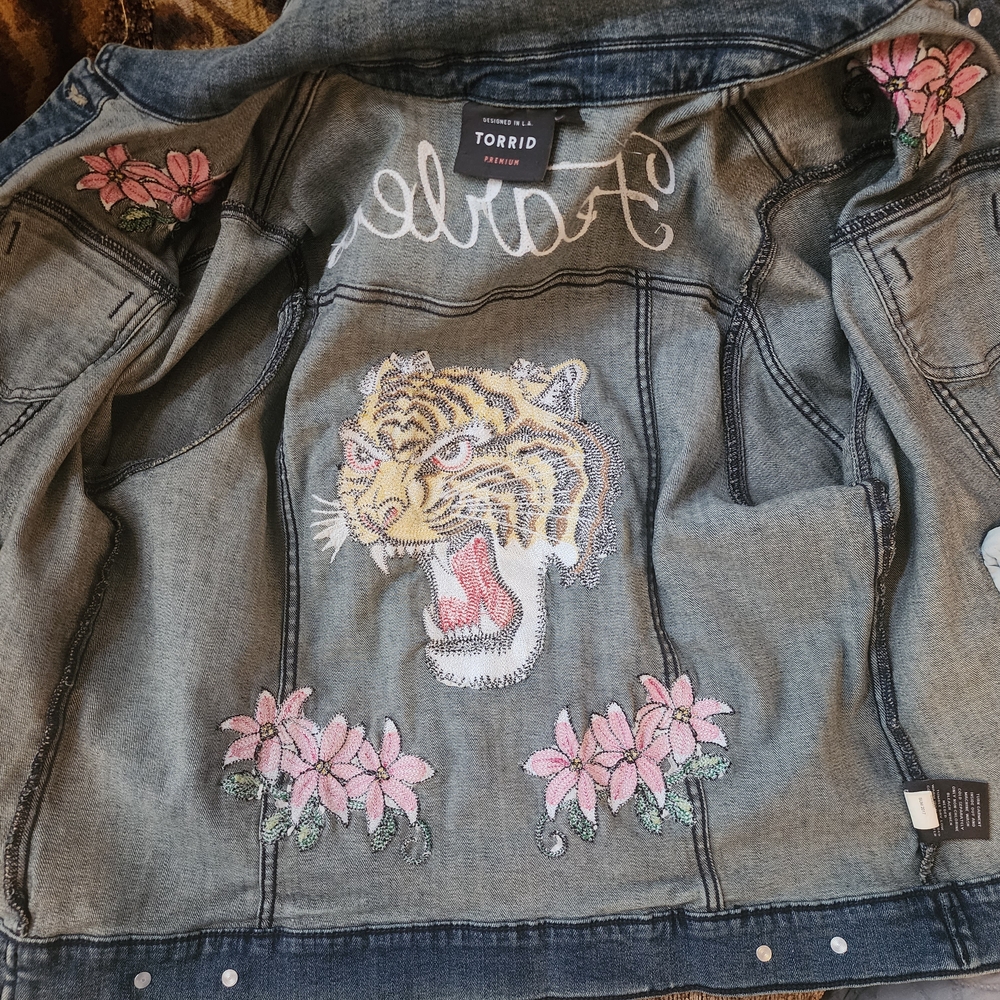 Torrid Premium Denim Jacket embroidered Fearless floral - Picture 13 of 15